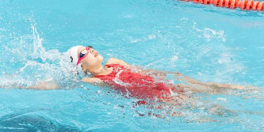 natation pour redresser posture