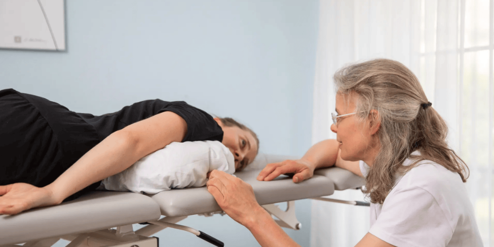 un patient couché sur une table articulaire